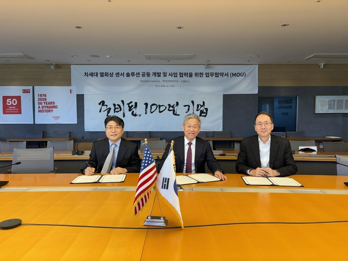 Obsidian Sensors CEO John Hong signs a thermal sensor MOU with Suoptics CEO Lim Do-hyun and Hyundai Corporation's Choi Yoon-seok